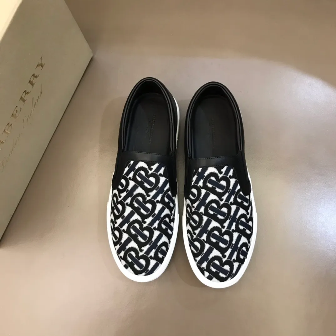 ◾️▫️B’s new spring and summer product, men’s classic low-cut slip-on sneakers, made of classic retro B’s printed canvas material, spliced ​​with layered calfskin, and decorated with a new brand logo. First-layer cowhide lining, embossed Burberry logo on the heel, and original TPU outsole!  P340 Yuan Size: 38-45
